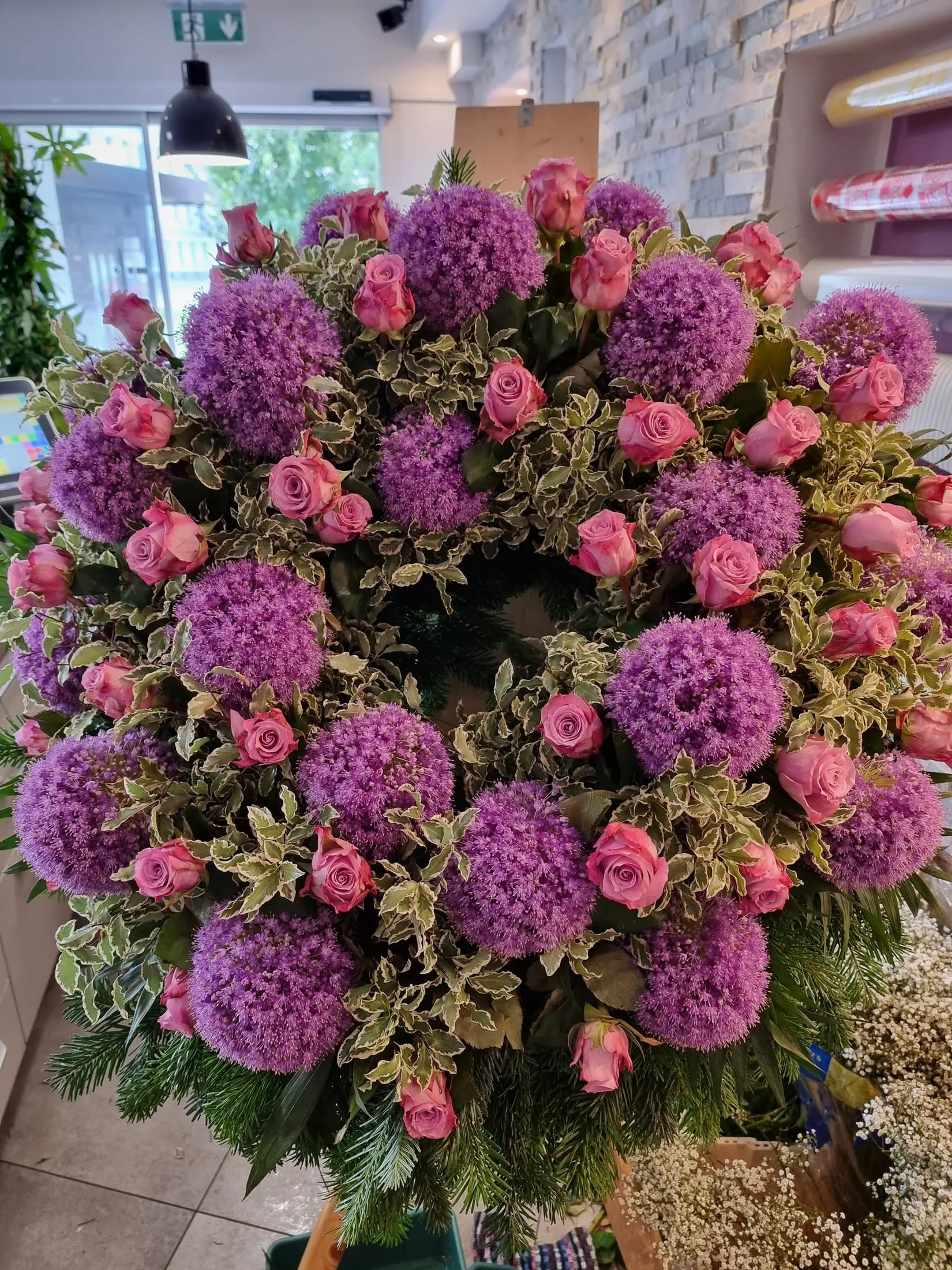 Trauerkranz aus Allium und rosa Rosen