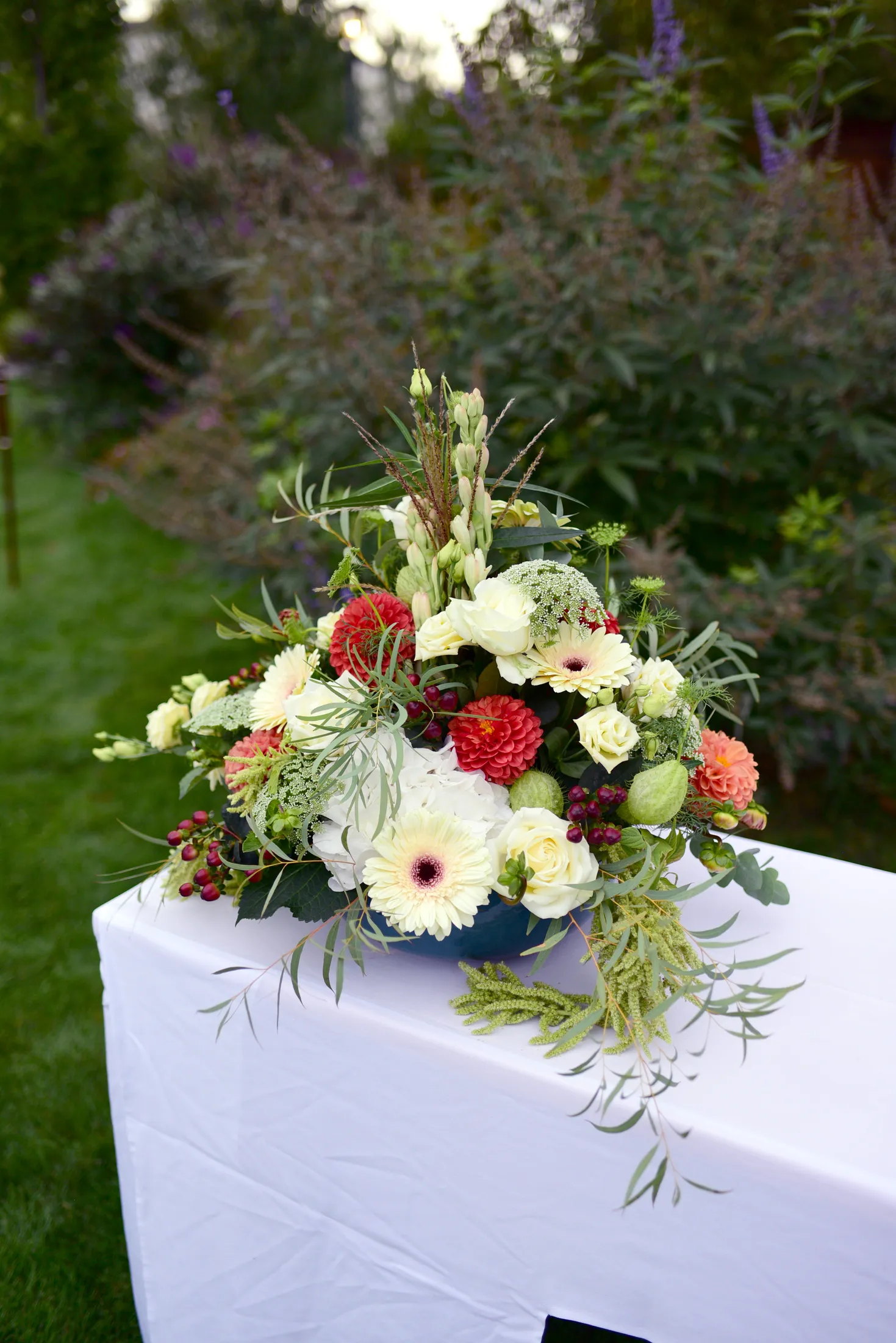 Florales Tischarrangement bei einer Feier im Freien