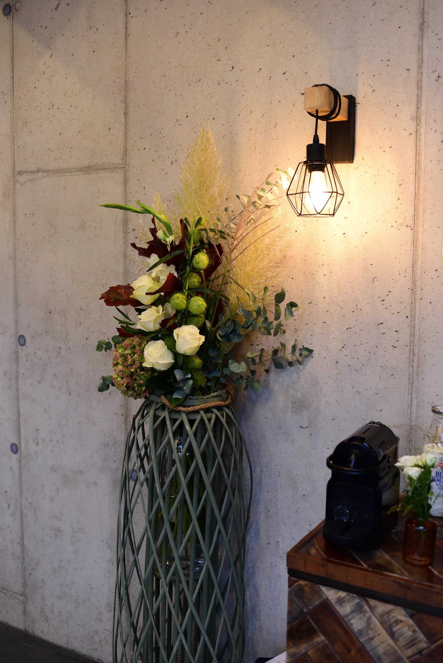 Bodenvase mit Blumenschmuck bei einer Abendveranstaltung