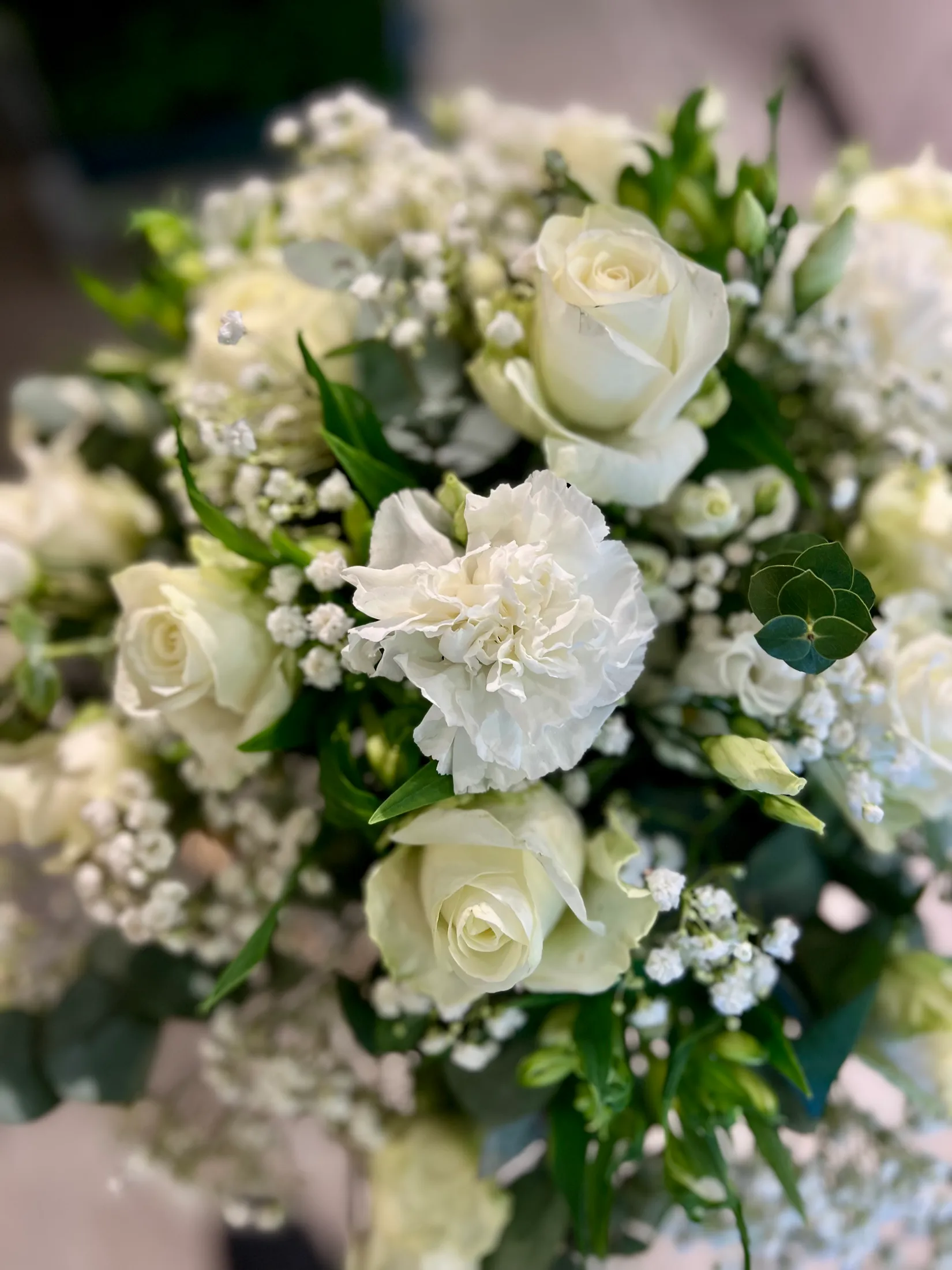 Brautstrauß aus weißen Rosen, Nelken und Schleierkraut