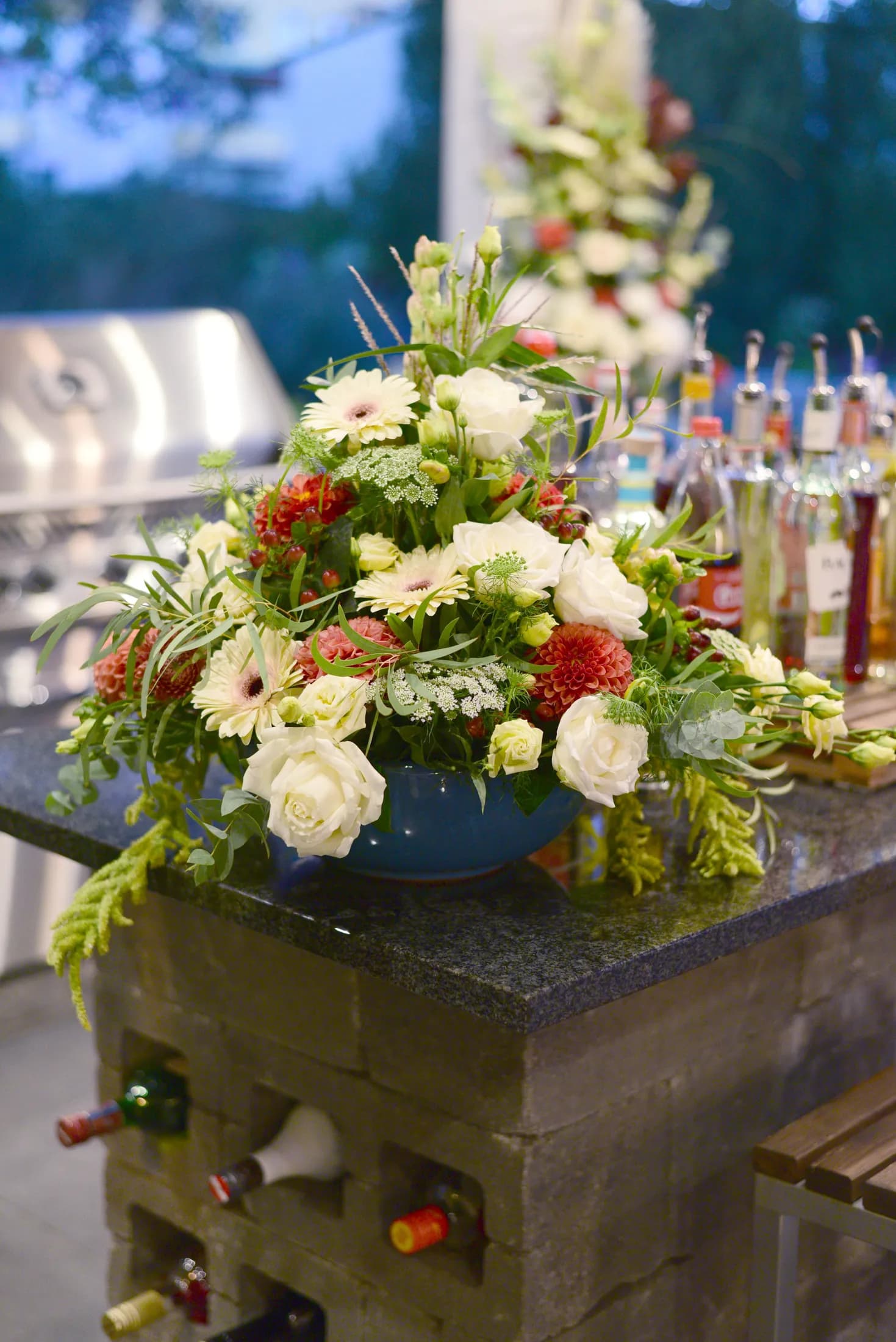 Florales Arrangement auf einer Bartheke bei einer Abendveranstaltung