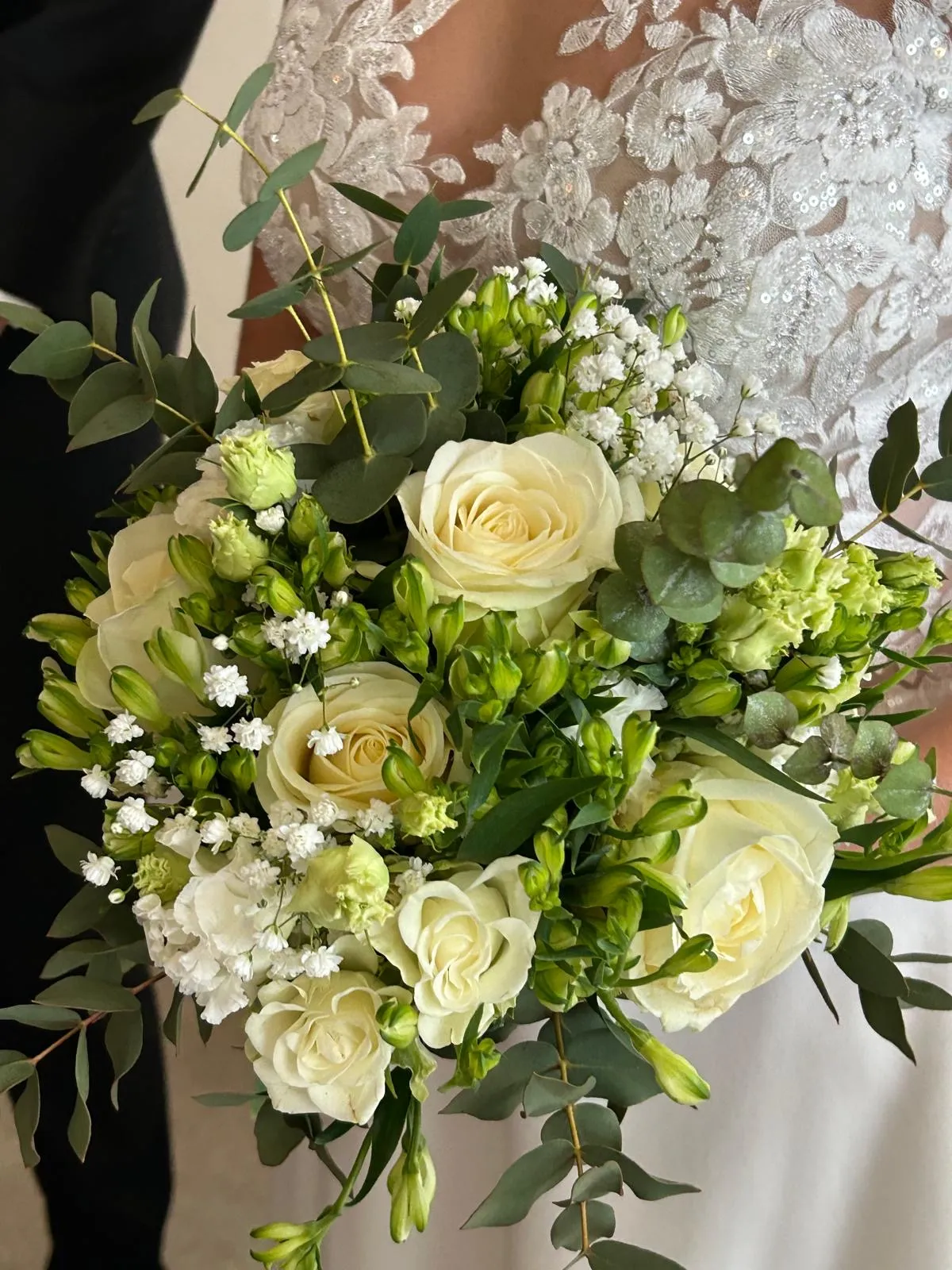Braut mit Brautstrauß aus weißen Rosen, Freesien und Eukalyptus