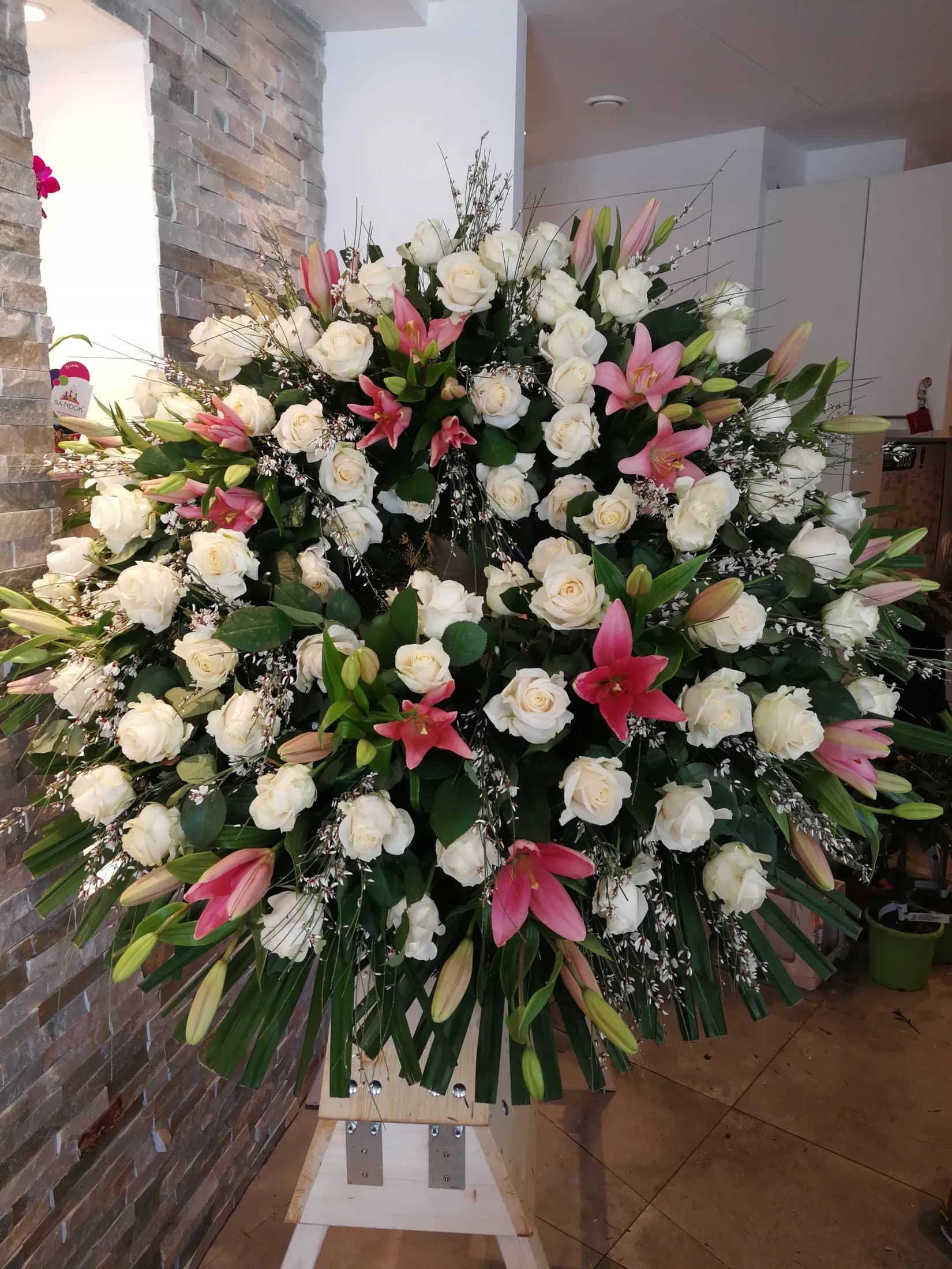 Stehendes Trauergesteck aus weißen Rosen und rosa Lilien